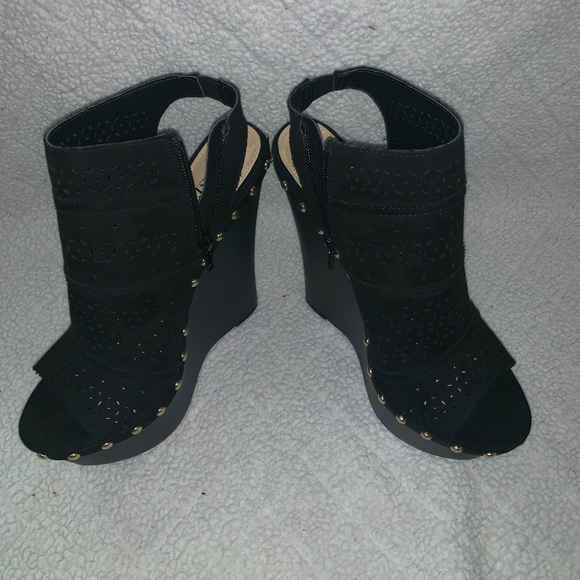 BRAND NEW NEVER WORN shoe dazzle wedges - Picture 3 of 6